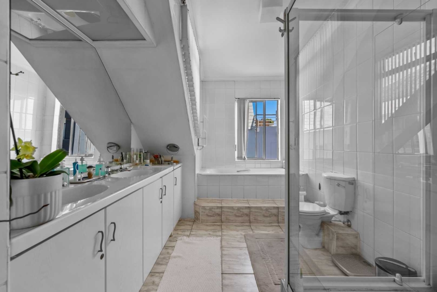 3 Bedroom Property for Sale in Green Point Western Cape